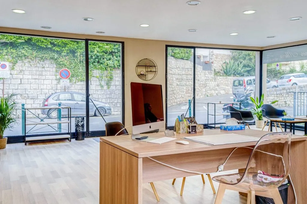 Bureau d'accueil moderne et lumineux de l'agence.