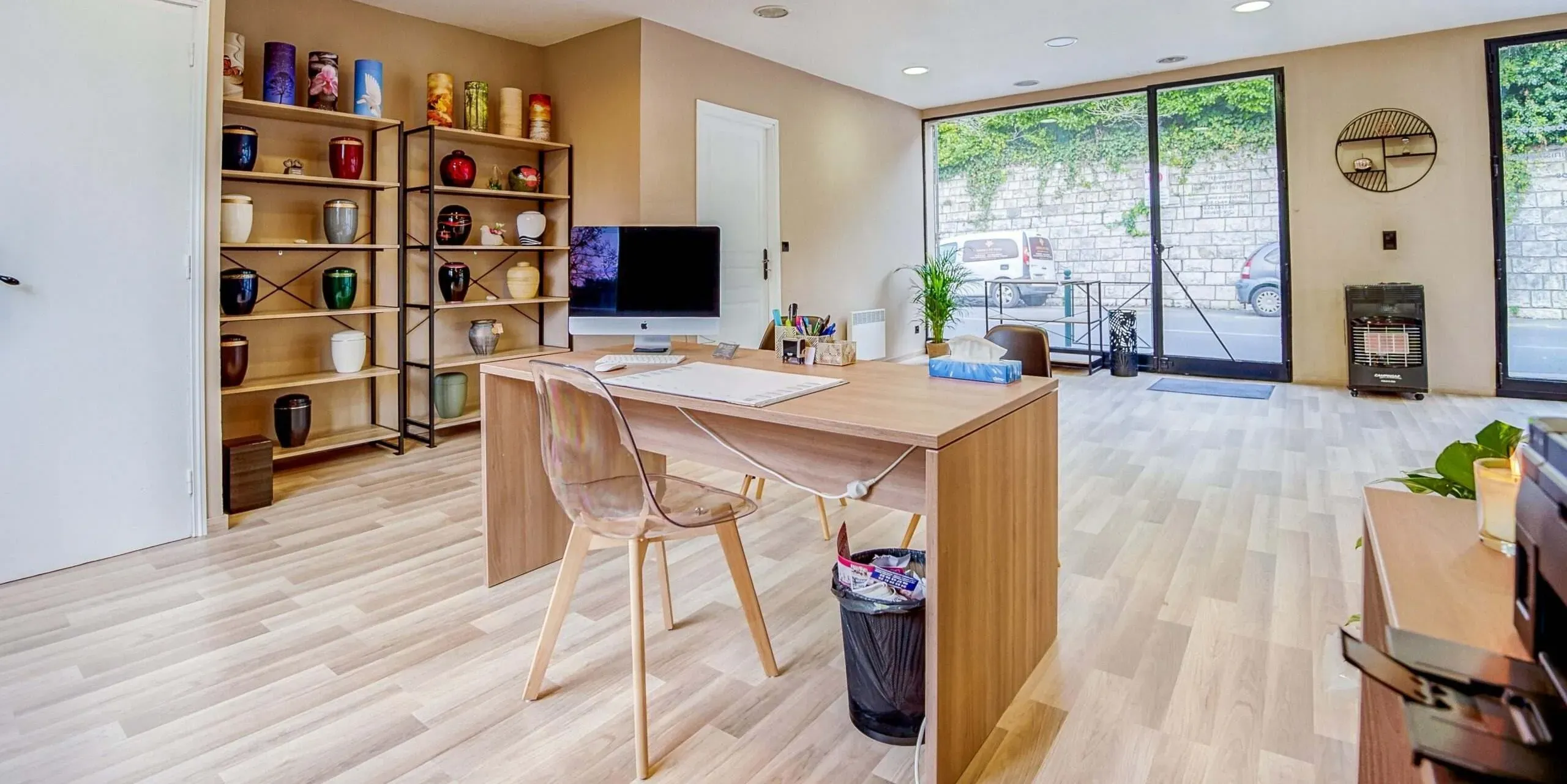 Bureau d'accueil Allera, espace clair et moderne.
