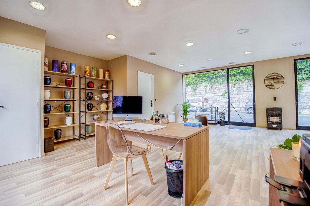 fleurs dans un vase dans un cimetiere