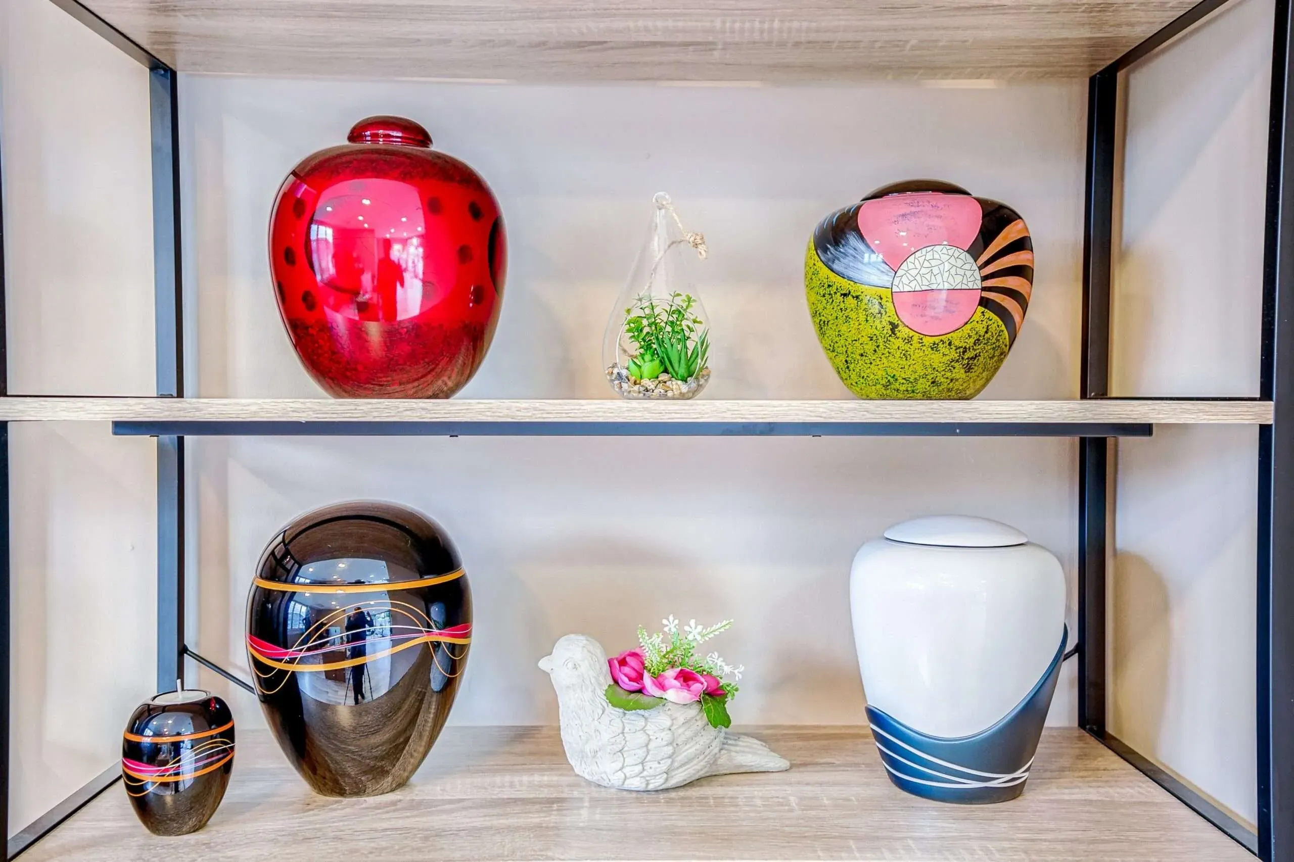 Sélection d'urnes cinéraires design et colorées.