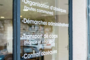 Détail des services funéraires affichés sur la vitrine.