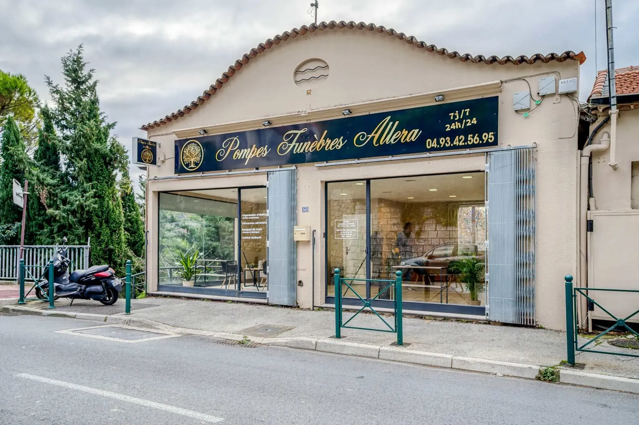 Devanture de l'agence de pompes funèbres Allera.