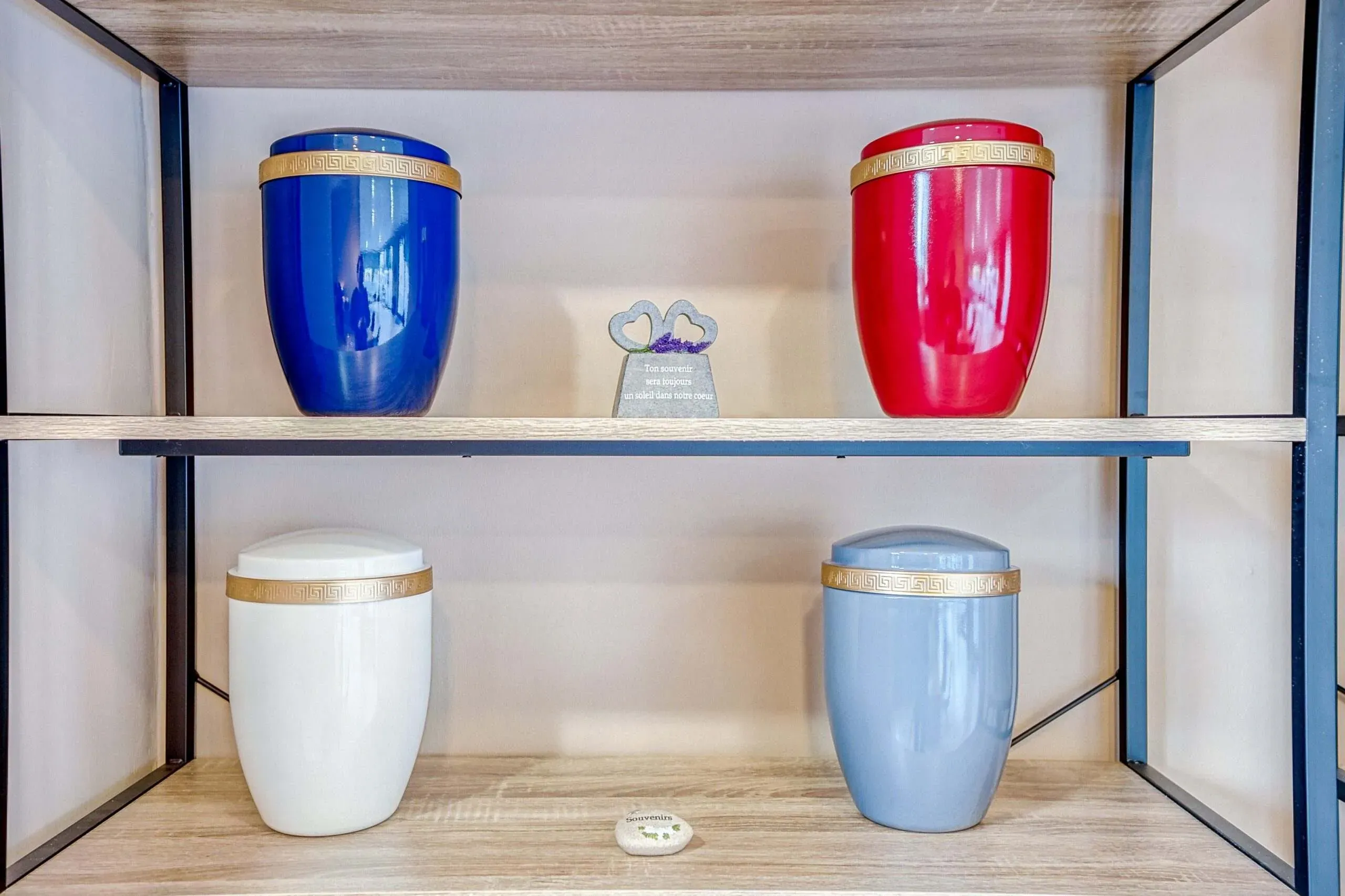 Urnes funéraires d'art en exposition.